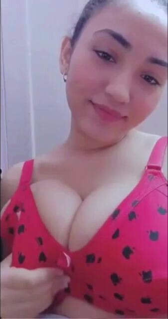 بنت اندر ايدج ببزاز فاجرة تصورهم وتلعب فيهم لحبيبها سكس مصري