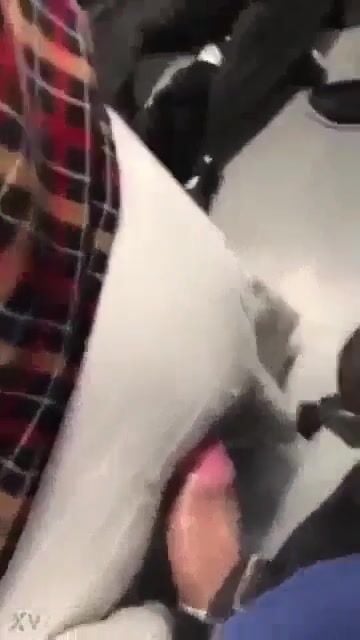 متحرش يطلع زبه ويحكه في طيز واحدة في الباص سكس مصري