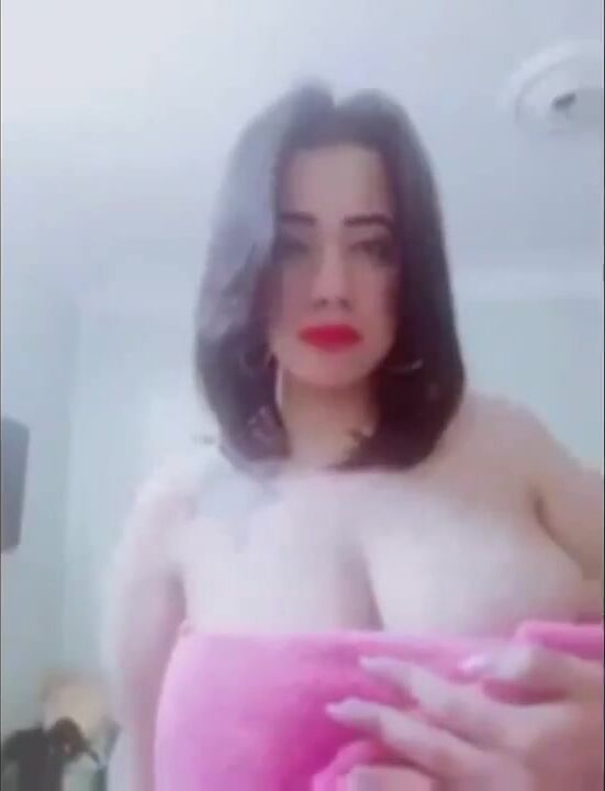 لبوة مصرية سكرانة تعرض بزازها الملبن وقول لصاحبها عايزاك تنيكني سكس مصري