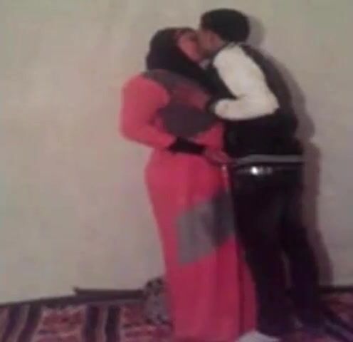 فلاحة مصرية يزنقها في البيت ويقفش في جسمها سكس مصري