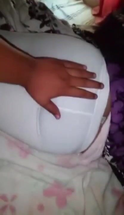 ولد هايج يدخل على اخته وهي نايمة ويحسس على طيزها سكس اخوات مصري