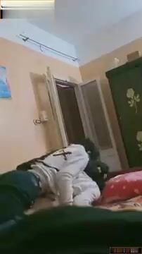 يجيب بنت خاله البيت وعايز ينيكها وهي مش راضية – سكس مصري