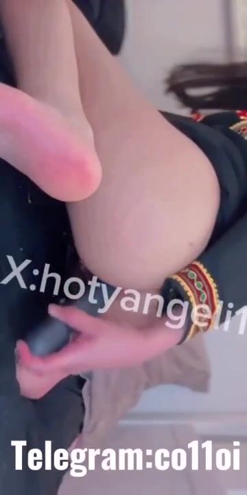 بنت سعودية ملبن تلعب في كسها الوردي وتنيك كسها وطيزها بالزب الصناعي سكس عربي