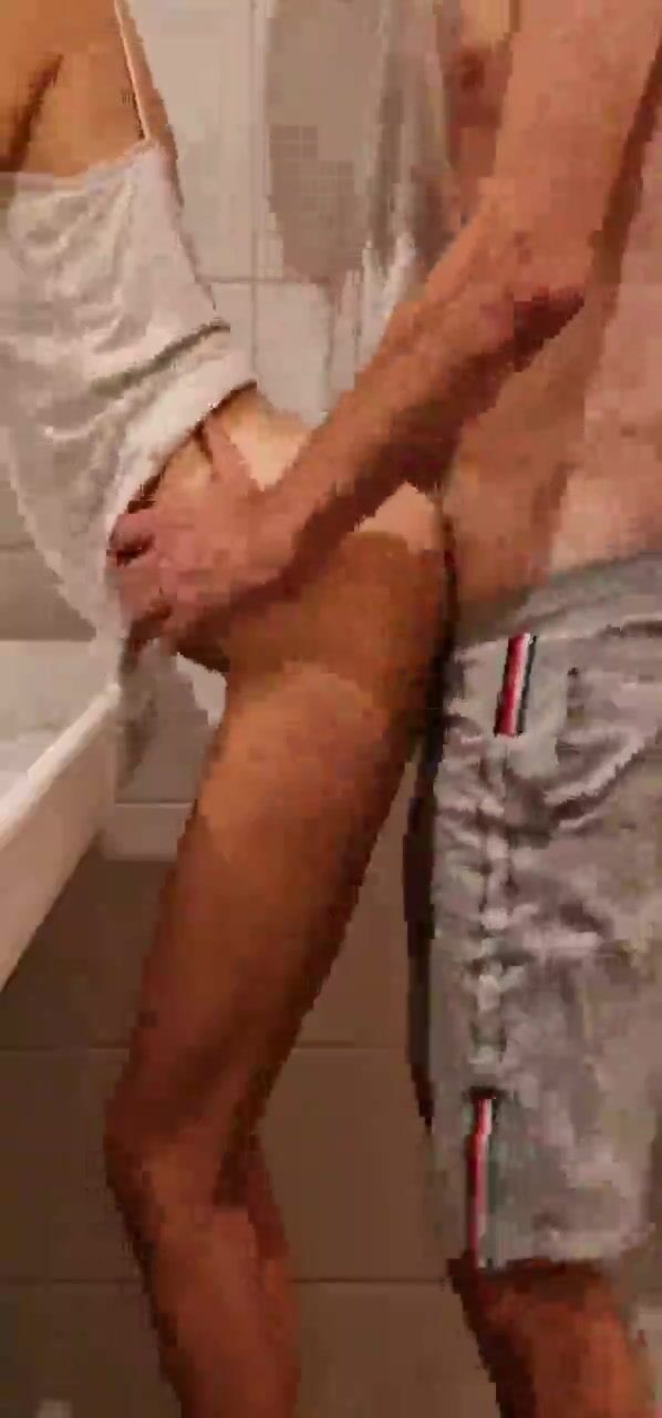 السكرتيرة المصرية الشرموطة تتناك في حمام الشركة وتقول اوسخ كلام – سكس مصري
