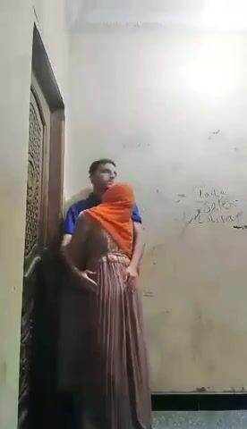 يزنق جارته المحجبة على السلم ويقفش فيها سكس مصري