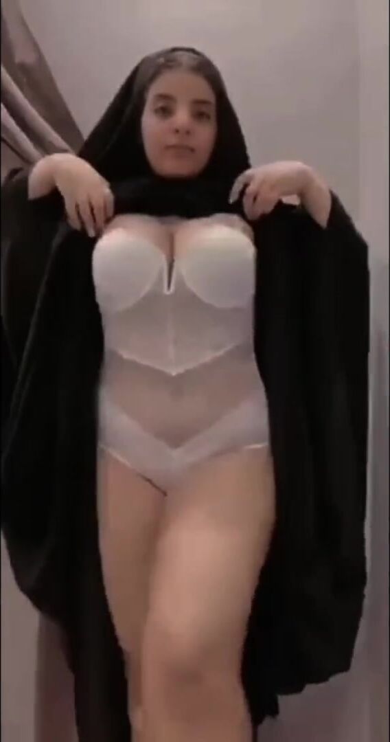 قحبة خليجية تعرض بزازها وكسها لحبيبها سكس عربي