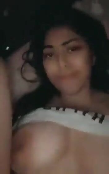 بنت هايجة تنيك كسها بالفرشة سكس نودز مصري