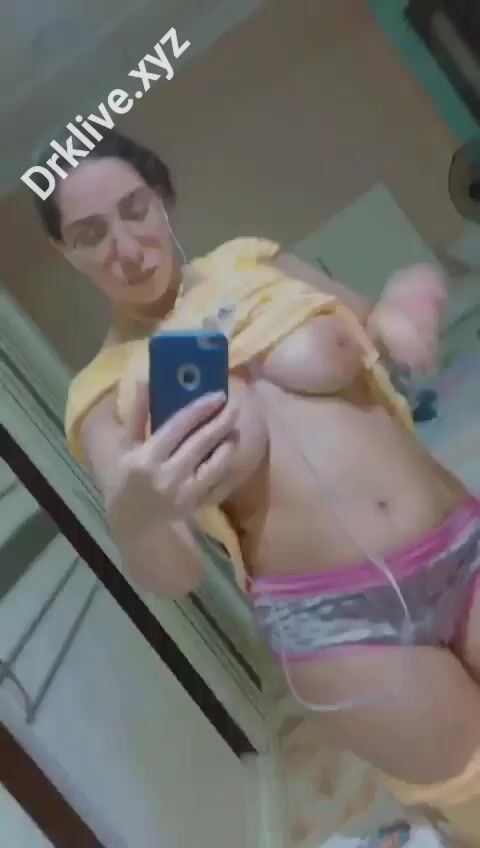 سكس مصري شرموطة فاجرة تعرض جسمها لحبيبها وتقوله كلام يهيج حط السماعة