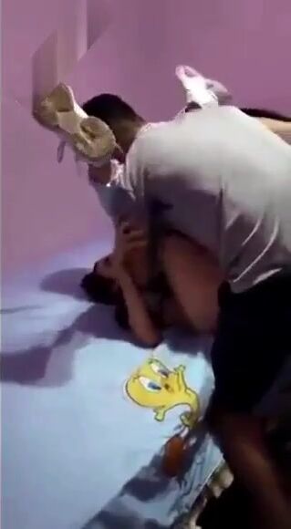 عيل هايج يزنق صاحبته في البيت وعايز ينيكها بالعافية سكس مصري