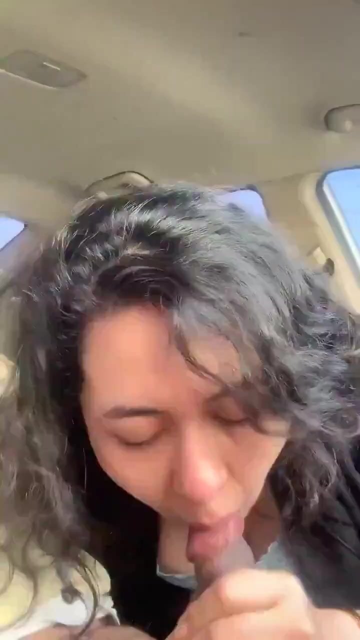 تجلخ زب صاحبها في السيارة لحد ما يقذف سكس عربي