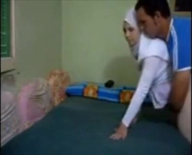 مصرية محجبة تتناك من ابن الجيران في طيزها سكس مصري