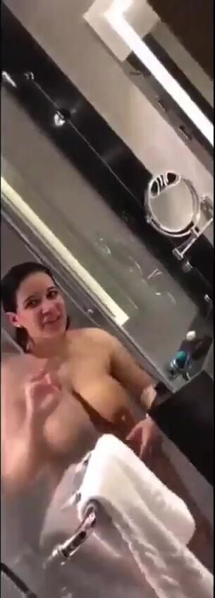 سكس ديوث مصري يصور مراته البطل وهي بتستحمى في شهر العسل سكس مصري