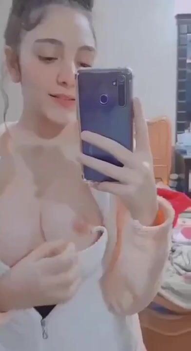 بنوتة كيوت تعرض كسها الوردي وبزازها الجميلة لحبيبها سكس مصري نودز بنات مصرية