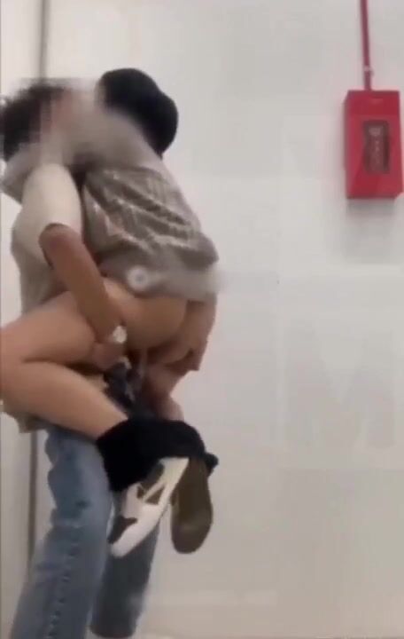بت محجبة هايجة أوي حبيبها يرفعها على زبه سكس مصري