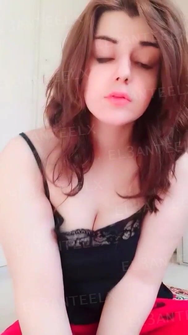 بنت زي القمر تعرض جسمها كله وتلعب في كسها وبزازها سكس نودز مصري