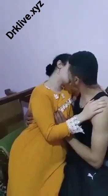 شاب منحرف يبوس ويقفش في نتاية بلدي نار سكس مصري