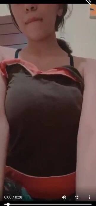 بنت كيوت قمر ببزاز وحلمات وردي تقلع وتصور نفسها لحبيبها سكس مصري