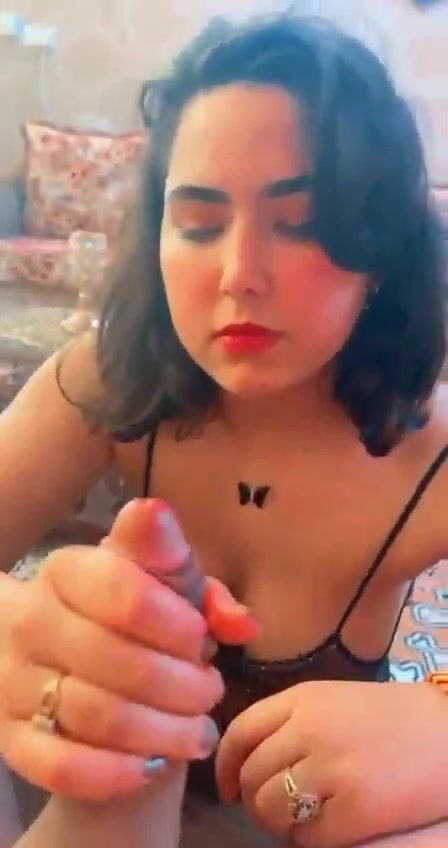 شرموطة خليجية تمص زب فحلها المصري – سكس عربي