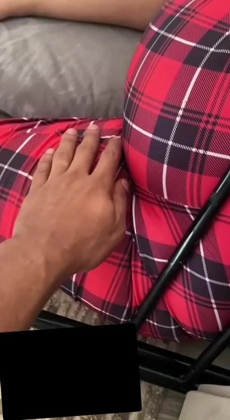 سكس عربي ديوث يصور اخته وهي نايمة ويحسس على طيزها