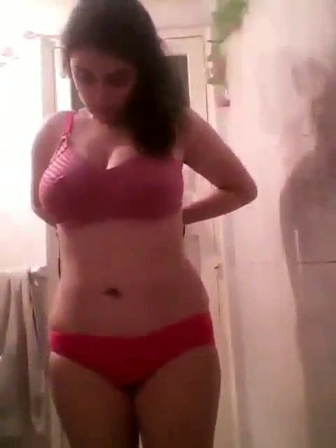 فرسة مصرية كيرفي تعرض جسمها في الحمام سكس نودز مصري