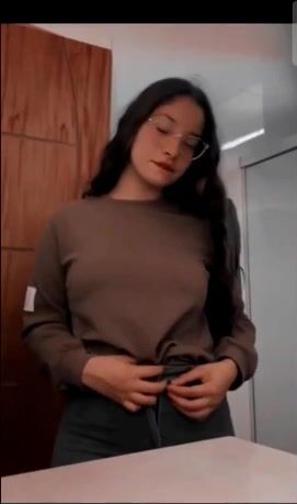 بنت اندر ايدج تستعرض لصاحبها وتلعب في كسها بالفرشة سكس مصري نودز