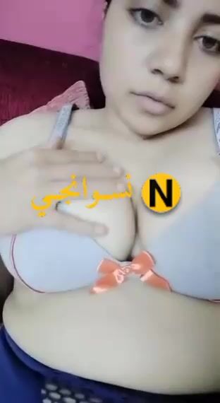 بنت اندر ايدج كيرفي تقفش في بزازها الكبيرة سكس نودز مصري