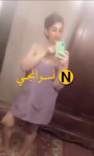ميلف هايجة بتتصور لعشيقها وتقلع البشكير وتفرجو تفاصيل جسمها سكس نودز مصري