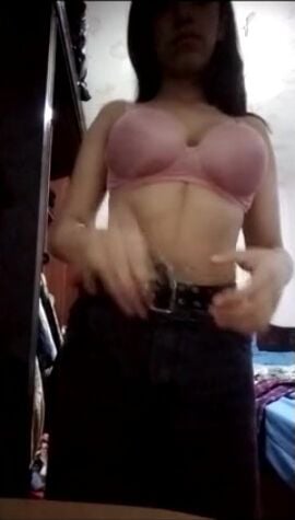 بنت اندر ايدج تعرض جسمها الفاير من اوضتها سكس نودز مصري