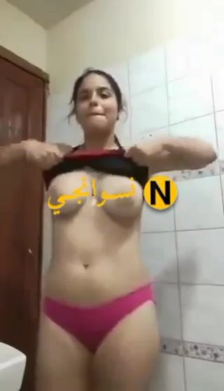 فرسة جسمها فاجر تعرض جسمها في الحمام سكس نودز مصري