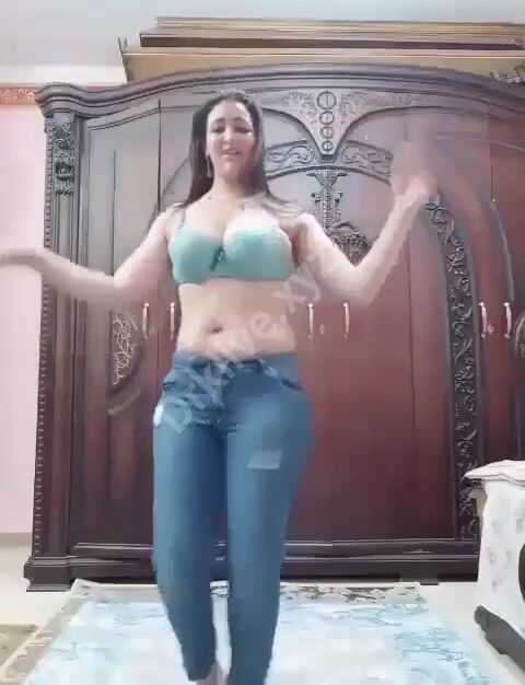 فرسة مصرية ترقص وتقلع وتعرض جسمها النار سكس مصري