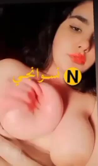 بنت كيرفي جميلة تعرض بزازها وحلماتها الوردية سكس نودز مصري