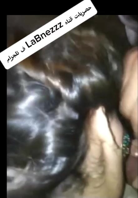 تمص زب صاحبها في بير السلم سكس مصري xnxx