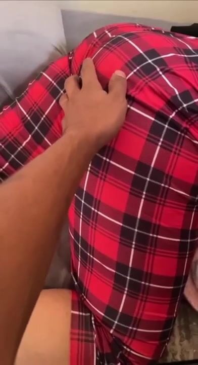 سعودي يتحرش بطيز اخته الملبن وهي نايمة سكس محارم