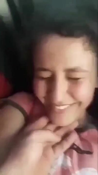 بنت اندر ايدج صاحبها ينيكها في العربية سكس مصري