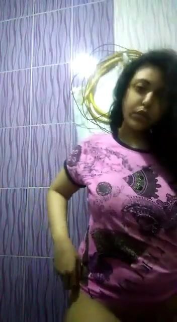 بنت هايجة تعرض جسمها وتتشرمط في الحمام سكس نودز مصري