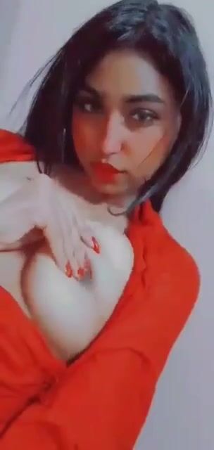 مزة نار بفستانها الاحمر تعرض بزازها سكس نودز مصري