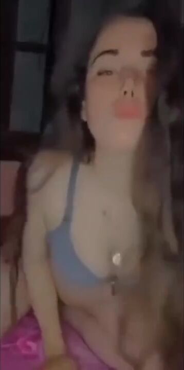 مزة فاجرة تتدلع على حبيبها وتضرب سبعة ونص سكس نودز مصري