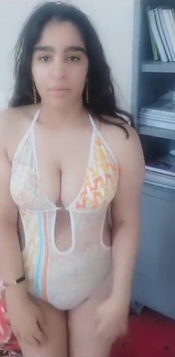 اندر ايدج تلبس قميص نوم وتعرض لحبيبها وهي مكسوفة سكس نودز مصري