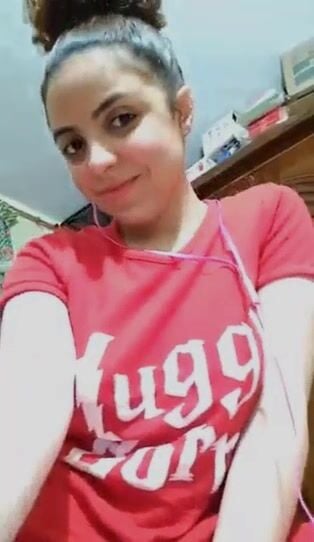 بنت ملبن قشطة تقلع التيشيرت وتعرض بزازها وتدلع على حبيبها سكس نودز مصري