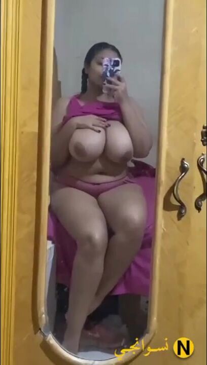 ميلف شرموطة خاينة تصور لعشيقها جسمها الملبن وجوزها في الشغل سكس نودز مصري