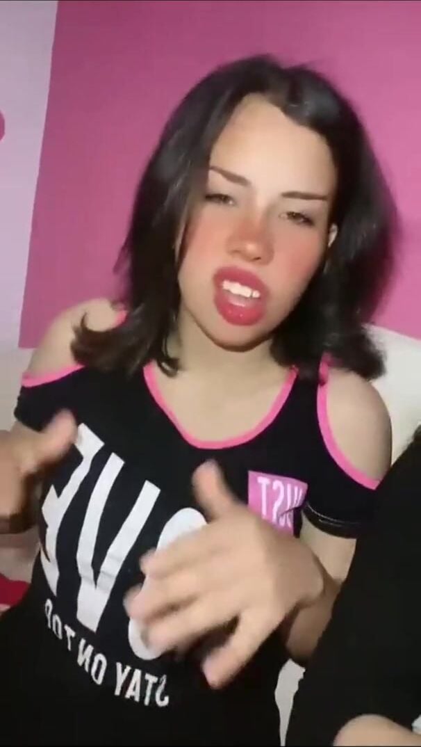 بنت سرسجية ترقص وتقلع ملط تفرج صاحبها على جسمها سكس نودز مصري