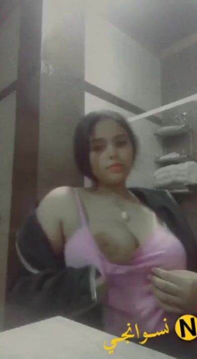 مراهقة بزازها كبيرة اوي تقلع هدومها وتلعب فيهم سكس نودز مصري