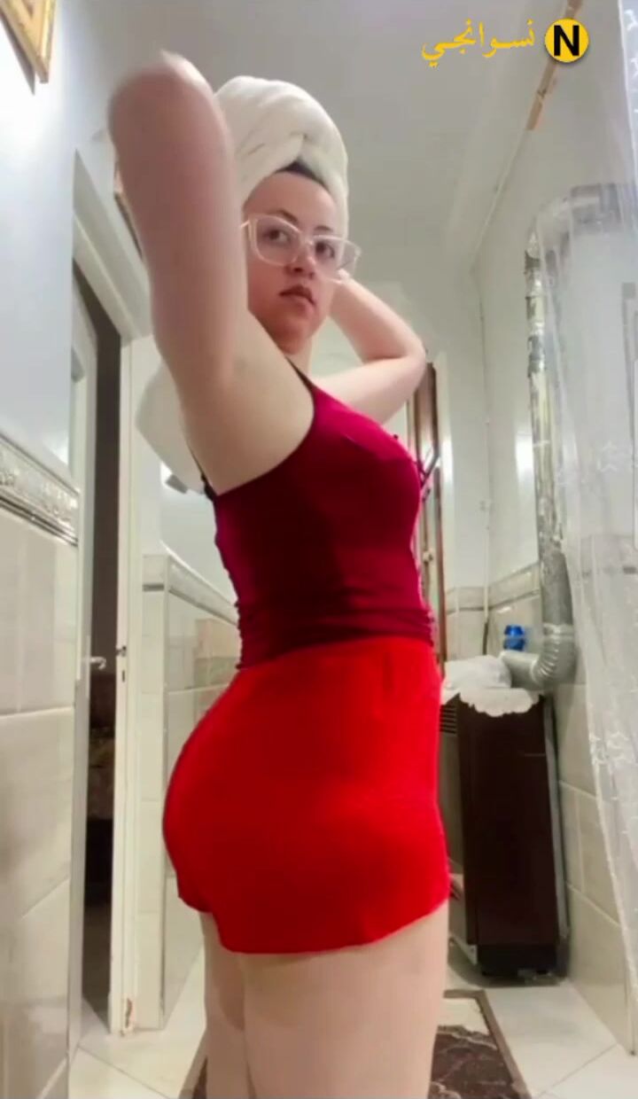 مزة بيضا لبن تصور لحبيبها وهي خارجة من الشاور سكس نودز مصري