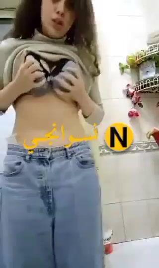 لبوة هيجانة على الآخر بتقلع البنطلون وتصور لعشيقها وهي بتلعب في كسها سكس نودز مصري
