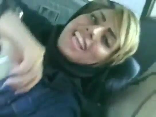يلعب في بزازها في العربية وهي مكسوفة تتصور سكس عربي xnxx