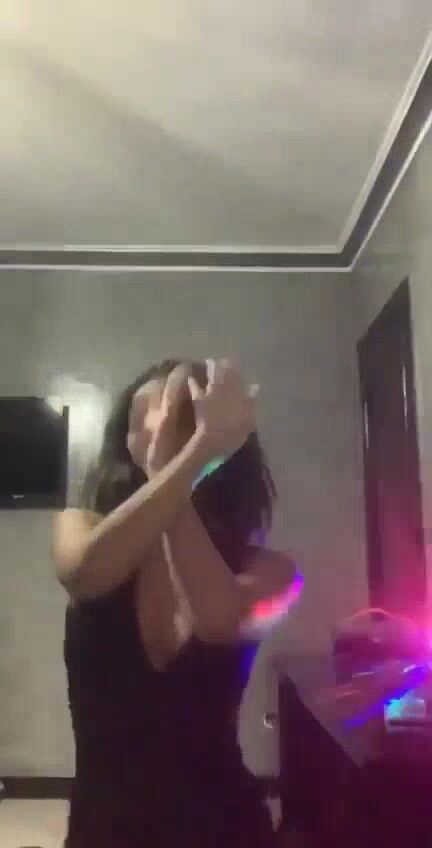 لبوة بلدي نار ترقص لحبيبها بقميص النوم وتصورله نودز في الحمام سكس نودز مصري