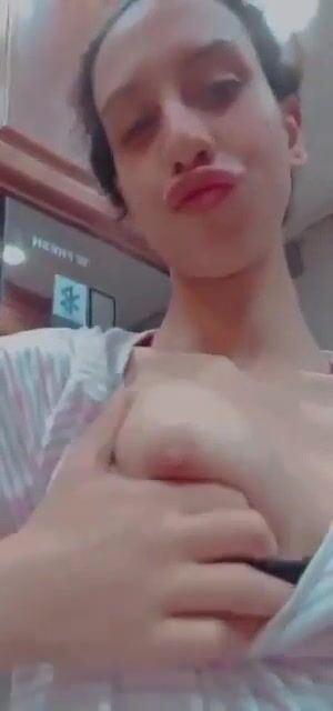اندر ايدج بتلعب في بزازها وتمص حلماتها سكس نودز مصري