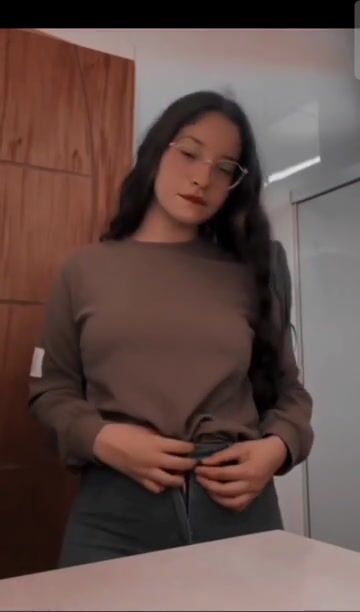 بنت هاي كلاس تقلع وتركب المخدة وتتلبون على حبيبها سكس نودز مصري