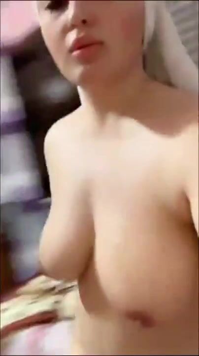 اندر ايدج ببزاز كبيرة تصور لحبيبها وهي خارجة من الشاور سكس نودز مصري