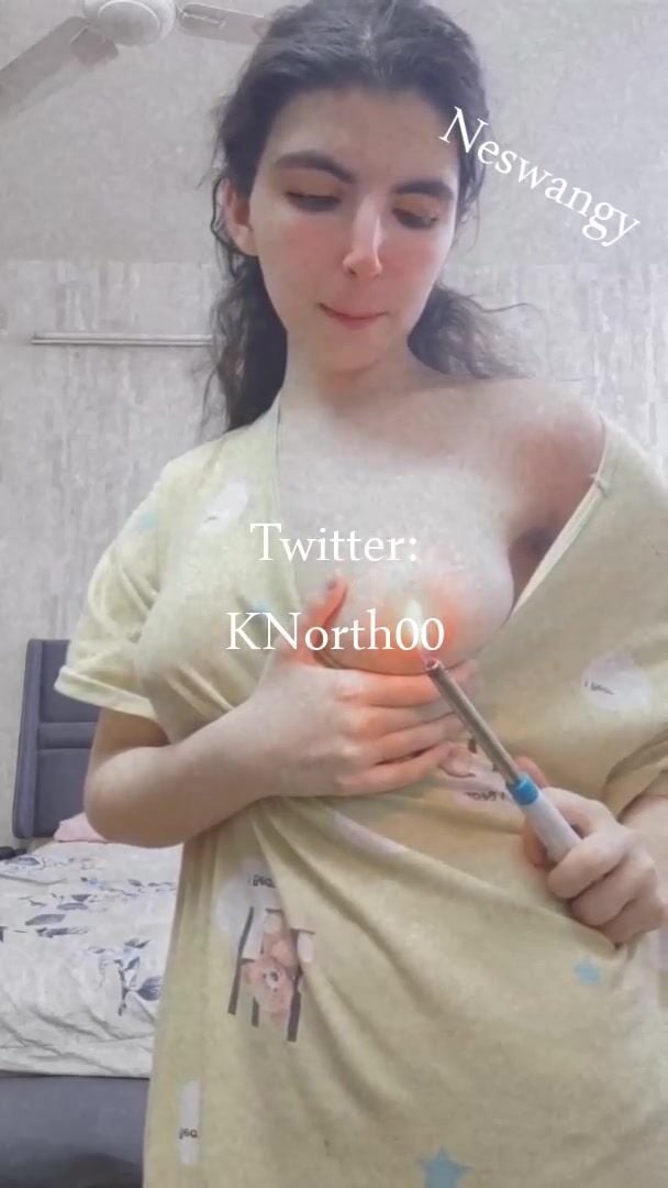 بنت بيضا لبن تولع نار على حلماتها وتصور لحبيبها سكس نودز مصري